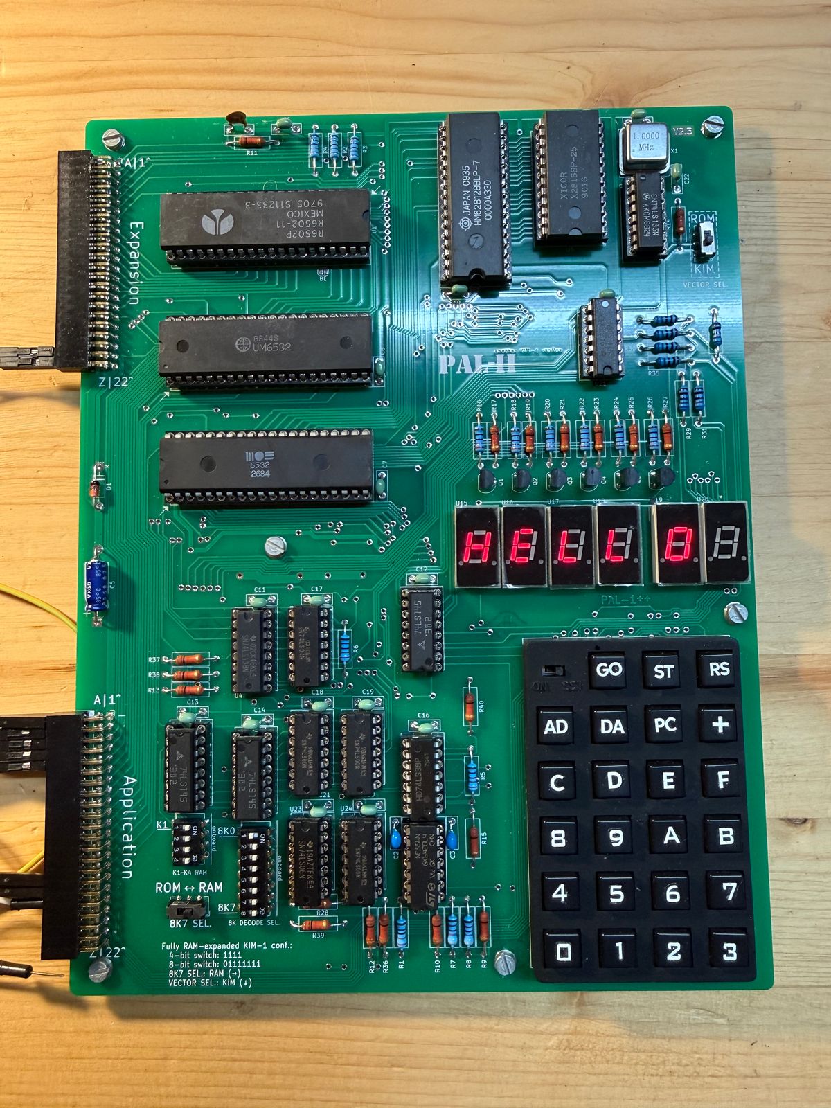 A physical PAL-2 computer running a Tantal program on its six-digit LED display.
